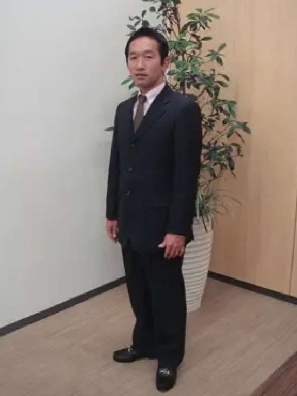 入社時の事務所にて(吉田 勝治)