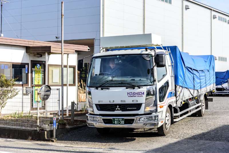 吉田運輸のトラック(平ボデイ)