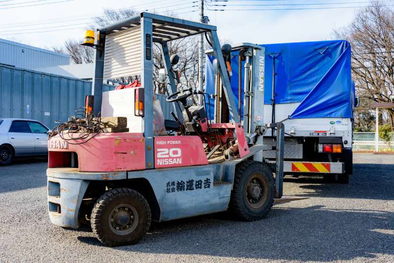 フォークリフトを使用した荷物の積み込み