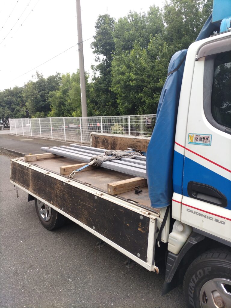 3トン平ボディの積荷写真