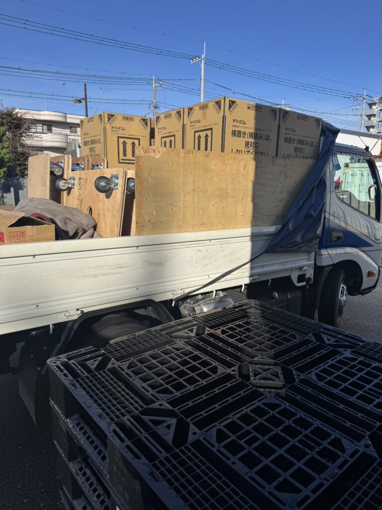 2トン平ボディ積荷写真