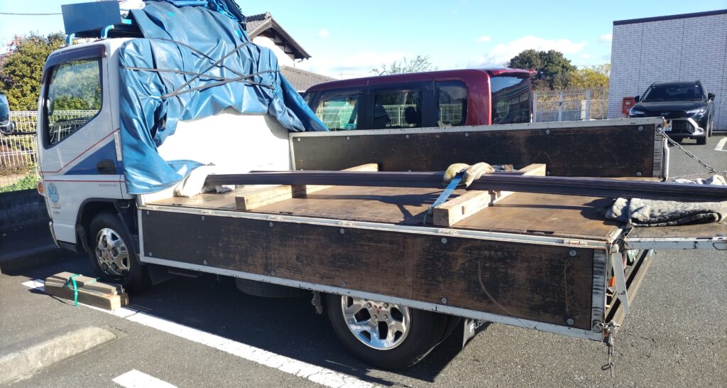 ２トン平ボディの積荷写真