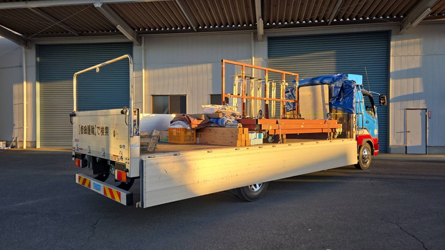 4トン平ボディ積荷の写真
