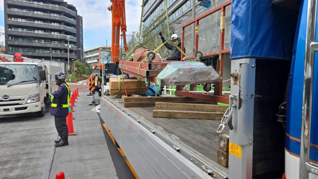 4トン平ボディ荷おろしの写真