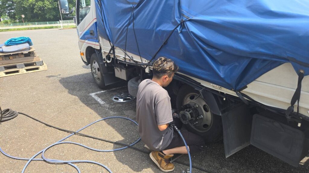 2t平ボディトラックの整備風景の写真